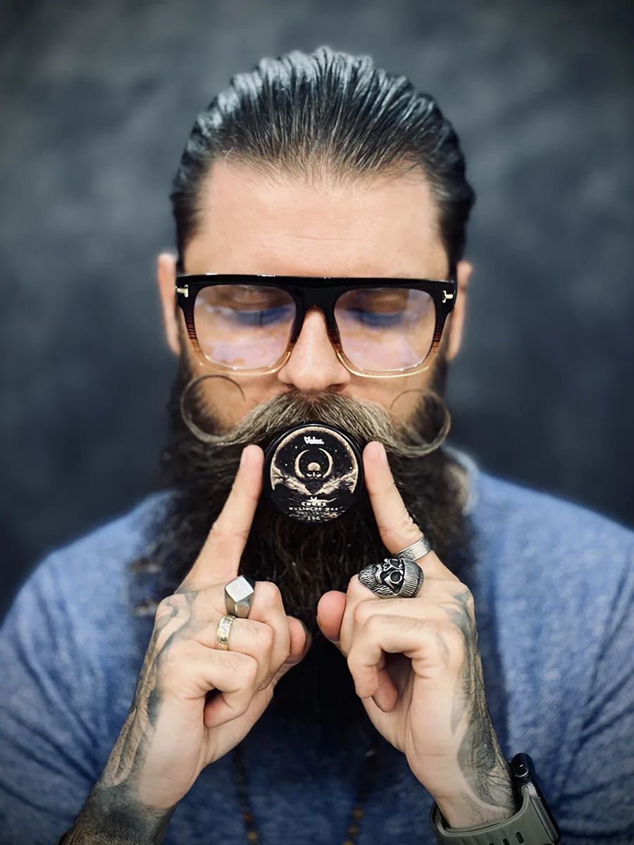 Wosk do wąsów o mocnym chwycie